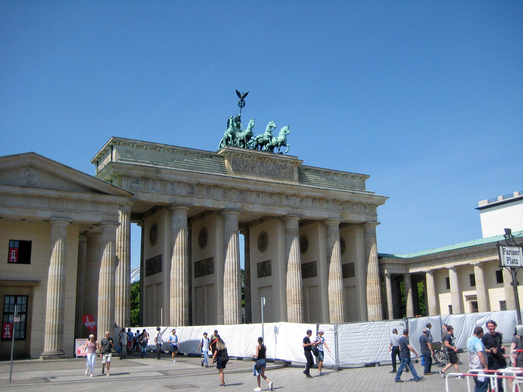 Brandenburger Tor / Brandenburg Gate I think by law you mu… Flickr