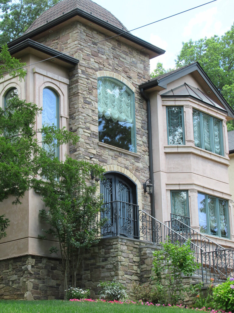 IMG_0354 One of the homes in Staten Island's Lighthouse Hi… Flickr