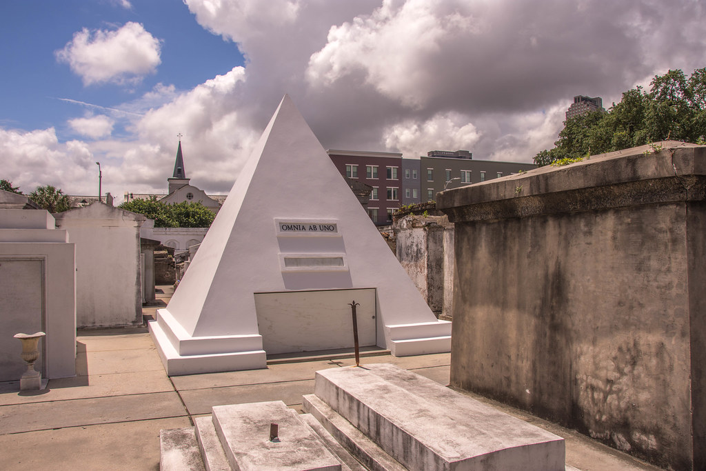 Nicholas Cage Gravesite One of the most famous graves is t… Flickr