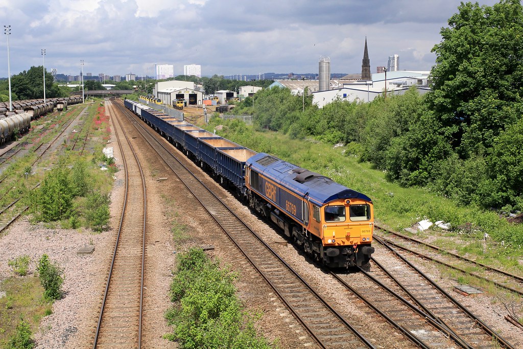 66769 Pepper Road, Leeds 66769 passes Freightliner's Mid… Flickr