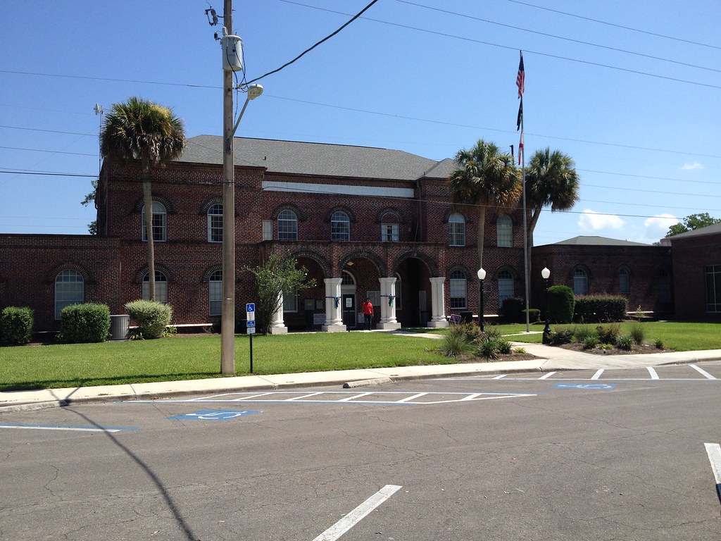 Gilchrist County Courthouse in Trenton, Florida. Built in … Flickr