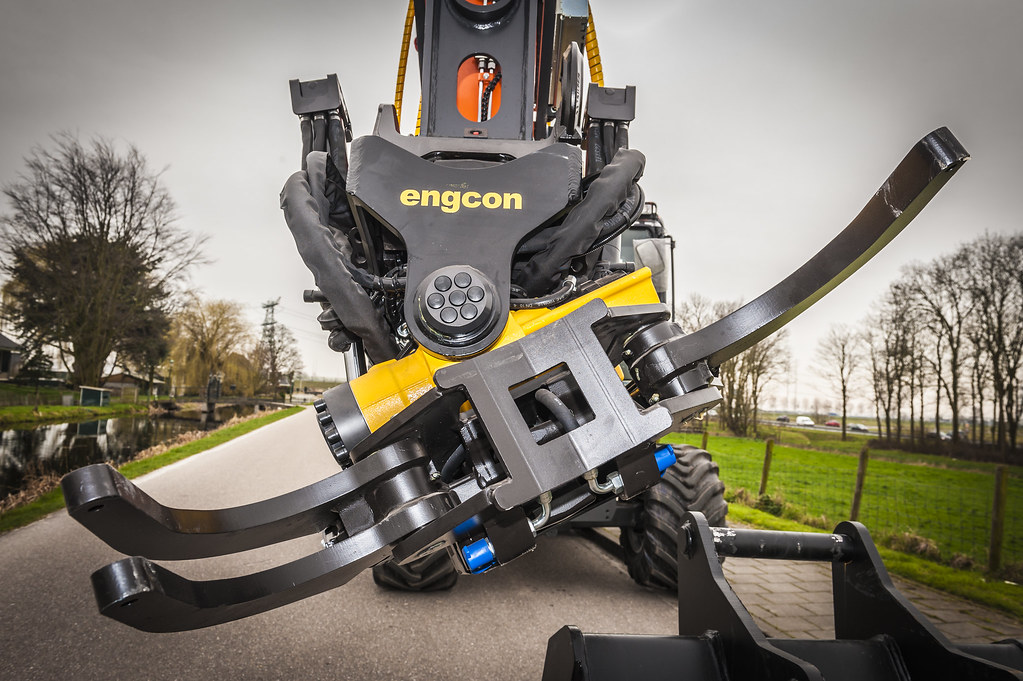 engcon tiltrotator with integrated grapple | engcon | Flickr