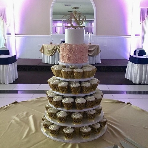 Cupcake Tree with 30 serving Top Tier 100196 Creative Cakes Bakery