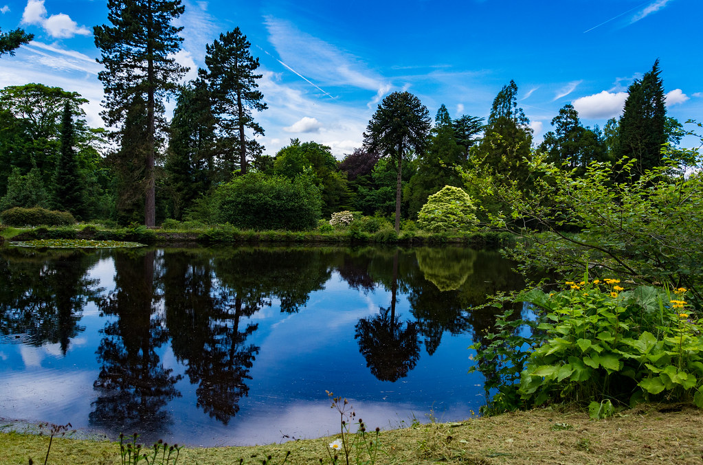blue lagoon reflections in the lake in Chatsworth house ga… Flickr