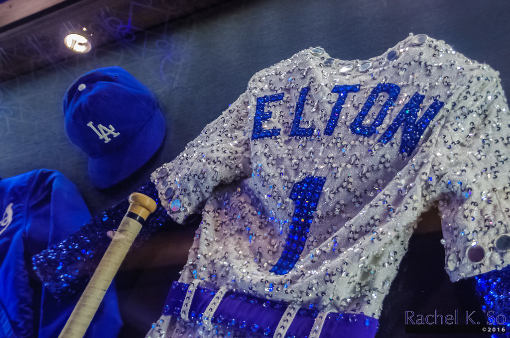 Arriba 66+ imagen elton john dodgers outfit Abzlocal.mx