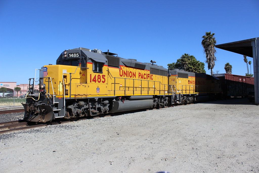 UP Hollister Local Union Pacific GP402 No. 1485 and GP38… Flickr