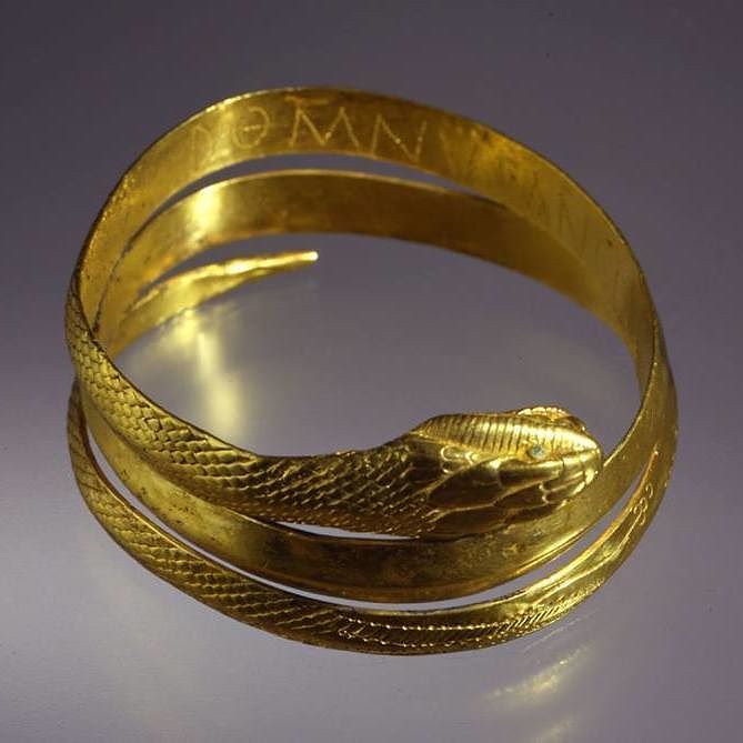 Golden bracelet in the shape of a snake, discovered in Pompeii r/interestingasfuck