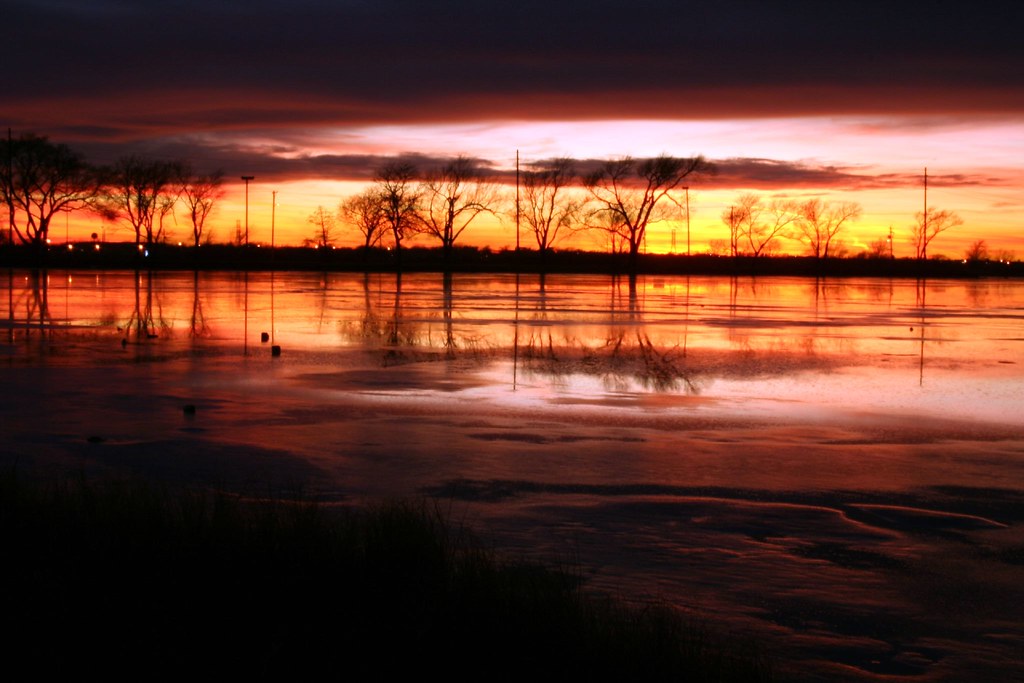 Oak Lake in a December Sunset Frozen Oak Lake Lincoln, Ne… Flickr