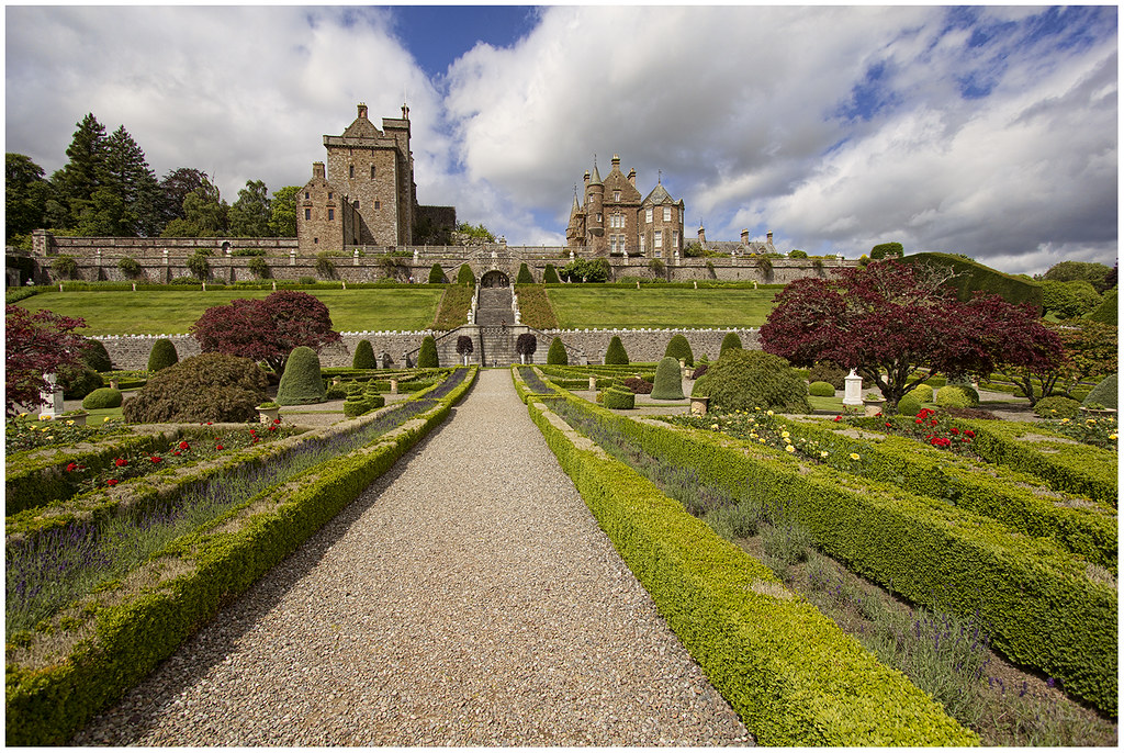 Drummond Castle Drummond Castle is located in Perthshire, … Flickr