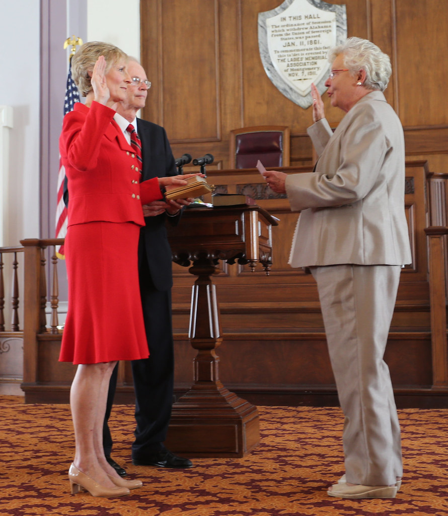 DI6T1436A Lynn Beshear is sworn in as Commissioner of the … Flickr
