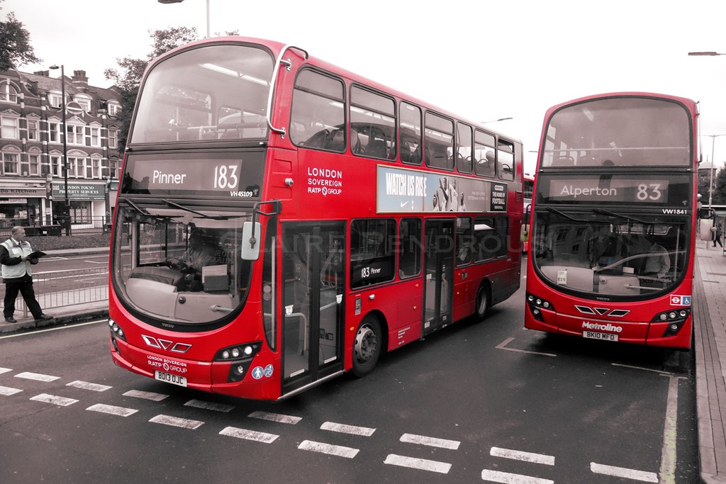 Golders Green Bus Station, 2017 Services 183 & 83 at Golde… Flickr