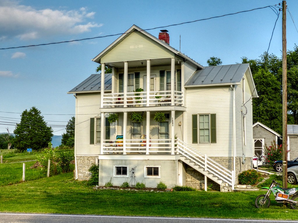 old house in Lacey Spring, Virginia Kipp Teague Flickr