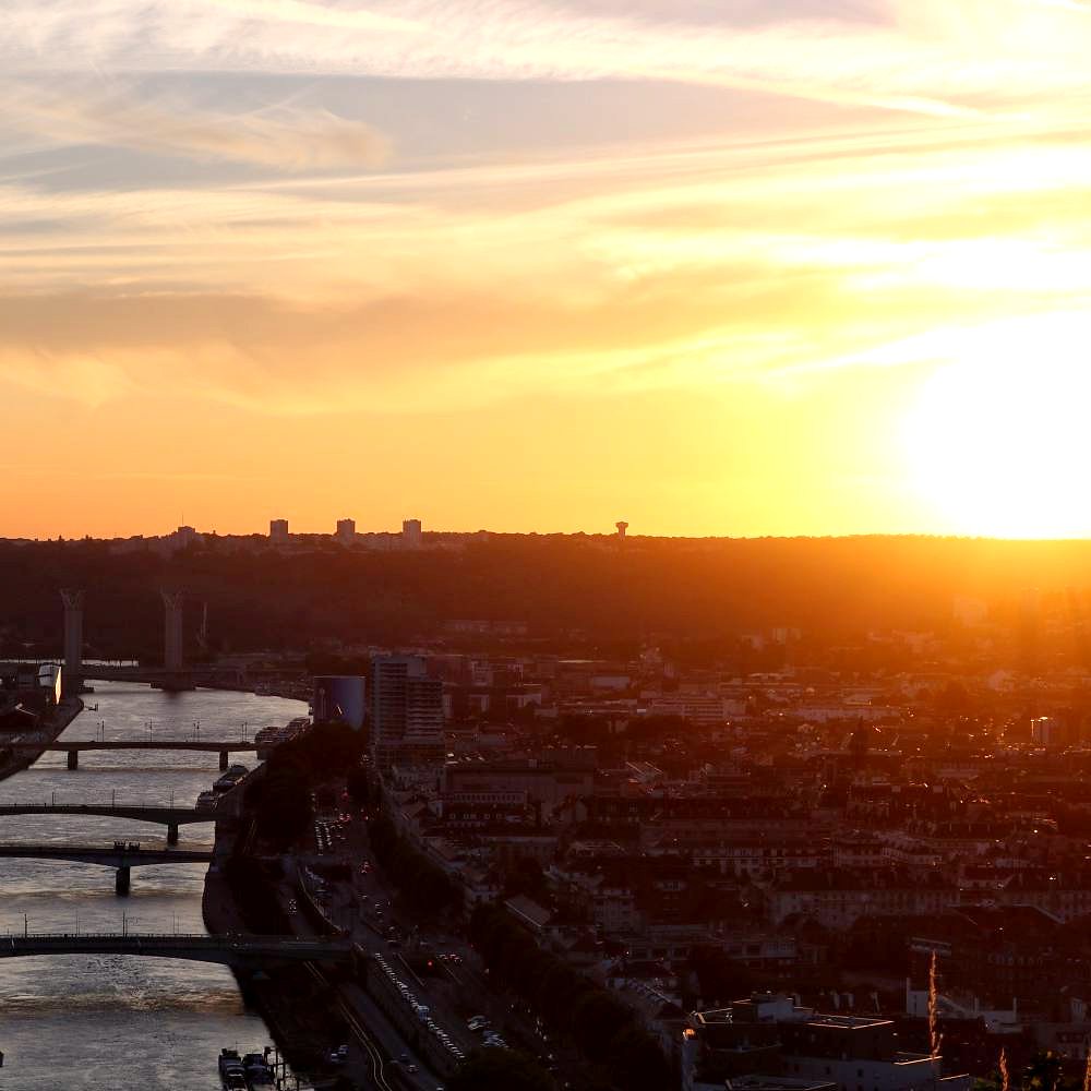 Rouen et son coucher de soleil Emeline Peccavé Flickr