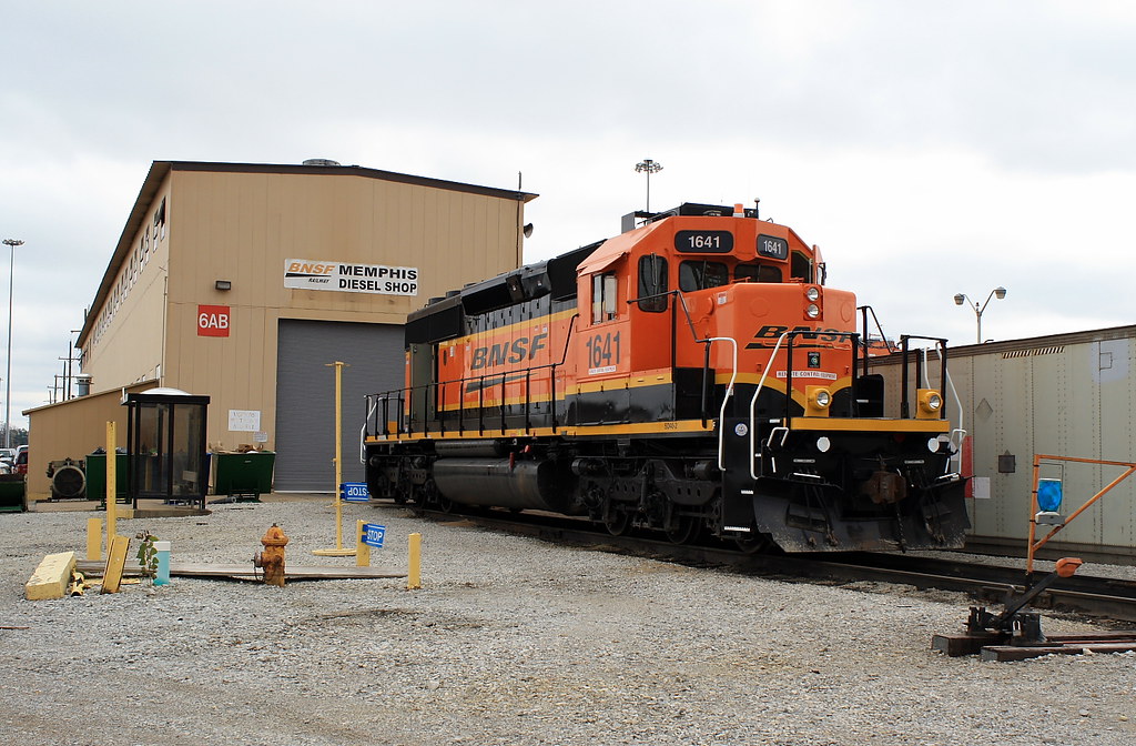 BNSF 1641 (SD402) BNSF Tenn Yard Memphis, TN. Terry Redeker Flickr