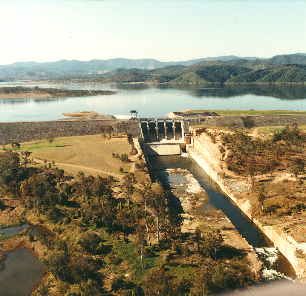 Aerial photograph of Wivenhoe Dam, Split Card Creek and picnic area, 11 September 1985 a photo