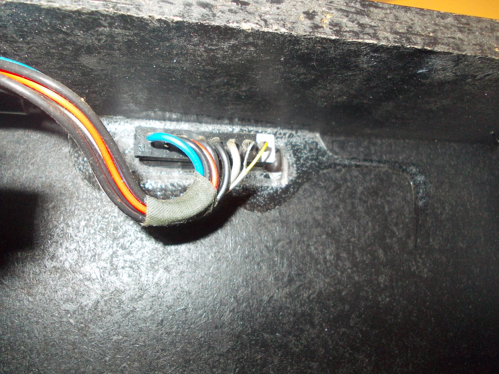 Speaker_Connector This 8 pin connector connects the ampifi… Flickr