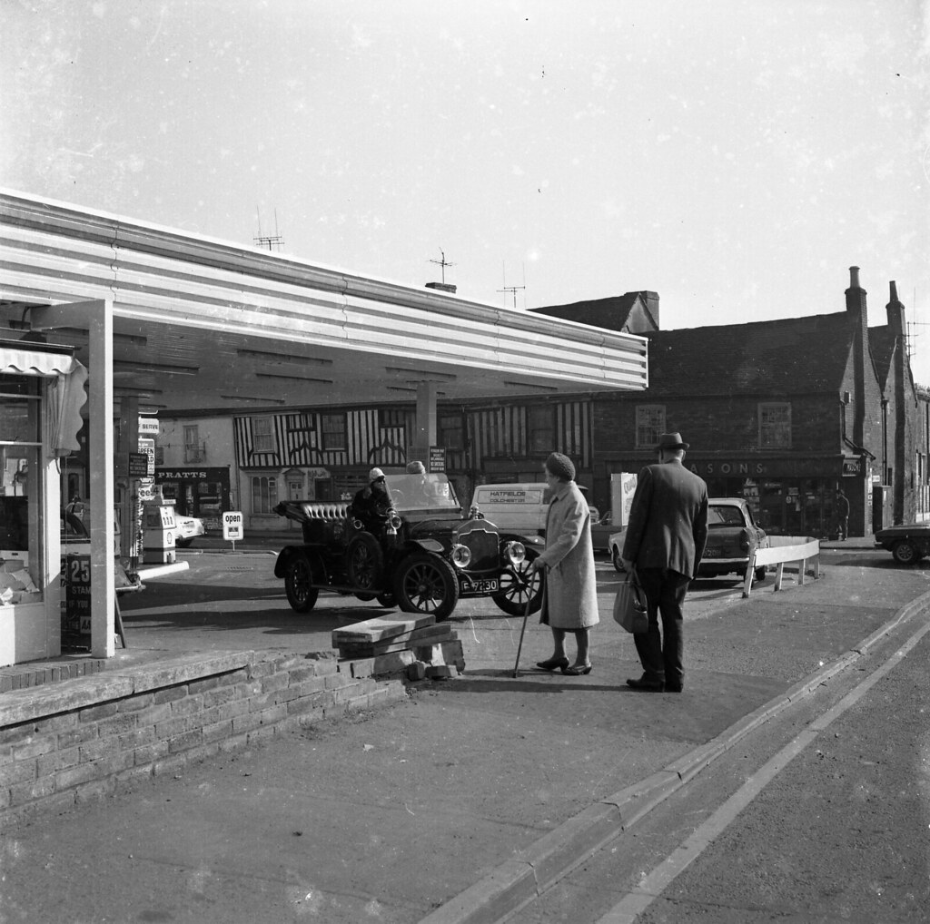 Guildford Road at bottom of East Hill, Colchester. Garage … Flickr