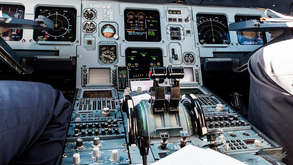 Condor Airbus A320200 DAICE Notice the "Brakes HOT" … Flickr