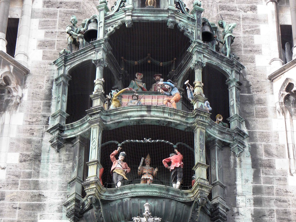 The Glockenspiel at Marienplatz Marienplatz and central Mu… Flickr
