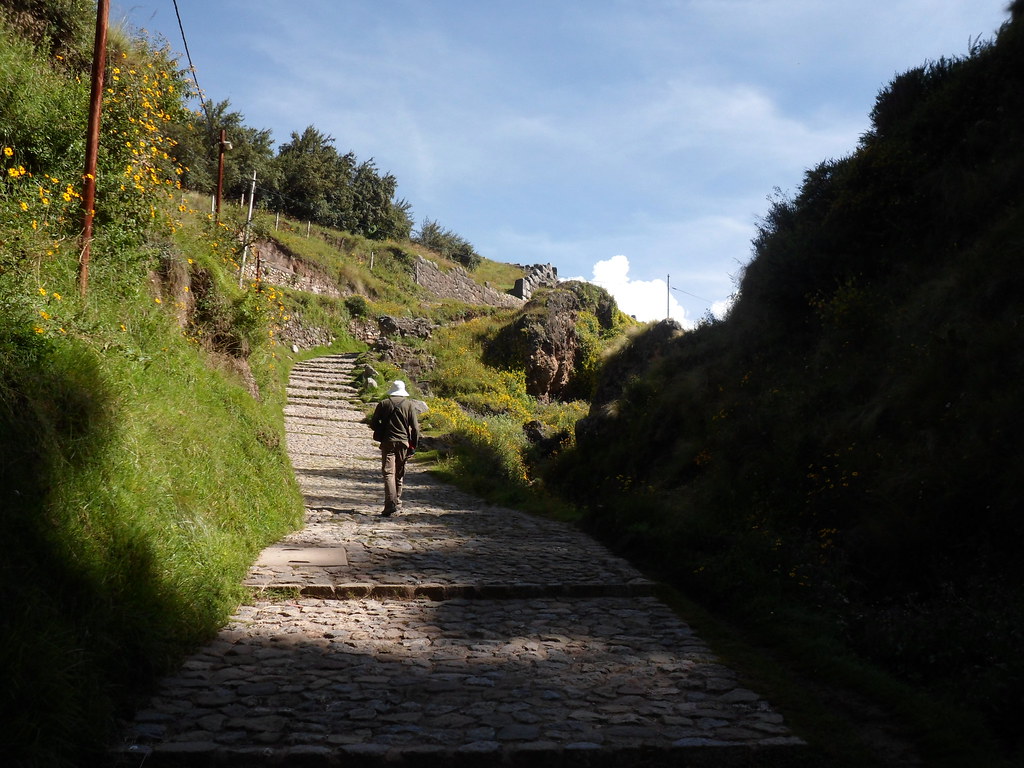 Subiendo la cuesta Sitio arqueológico de Sacsayhuaman Marisali Flickr