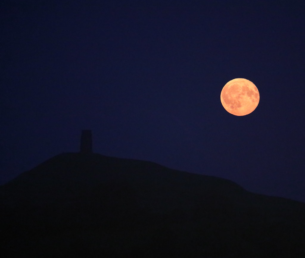 Full Moon Rising Tonight's full moon above Glastonbury Tor… Flickr