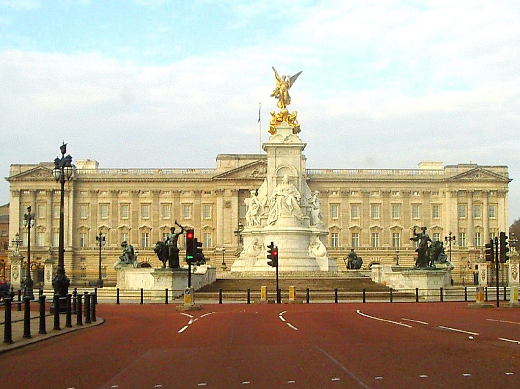 Buckingham Palace. Built by Duke of Buckingham in 1703. Mu… Flickr