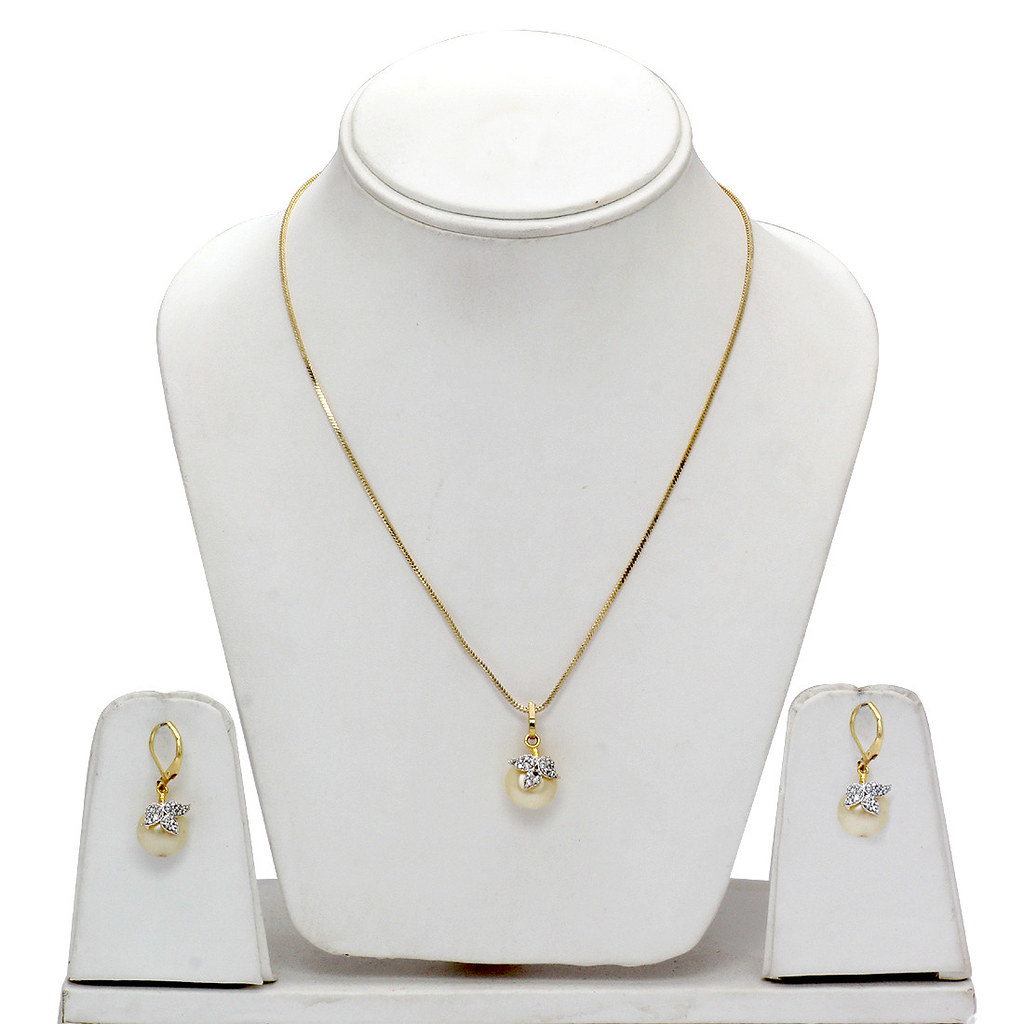 IMITATION PEARL AMERICAN DIAMOND LOCKET SET Eindiawholesal… Flickr