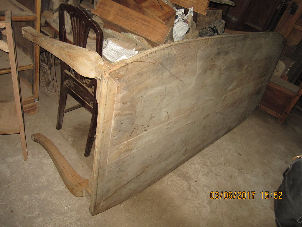 Dining Table Spotted at an antique shop in Bulacan. Leo Cloma Flickr