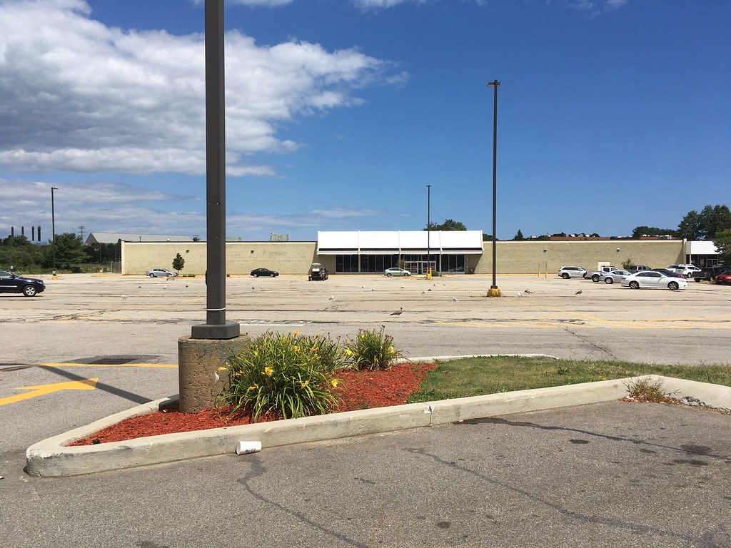 Former Kmart Former Kmart in Portsmouth, New Hampshire. zayre88