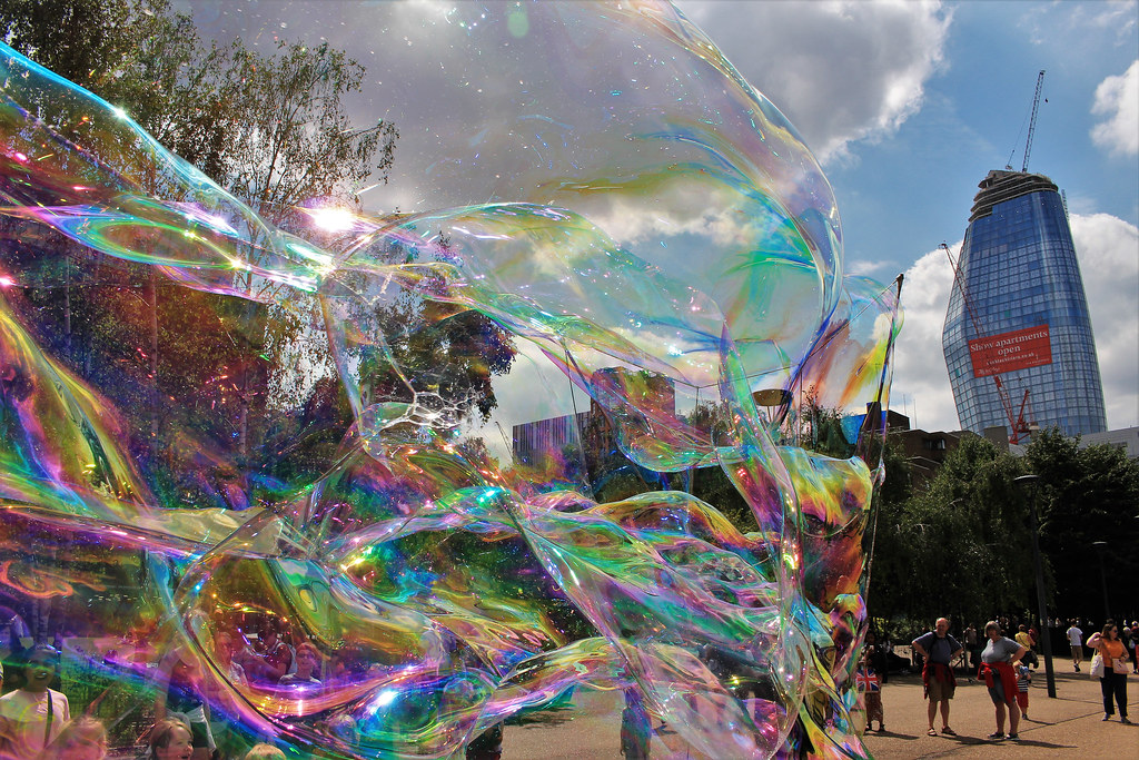 Bubbles near Tate Modern London 2017 Rhiannon StockingWilliams Flickr