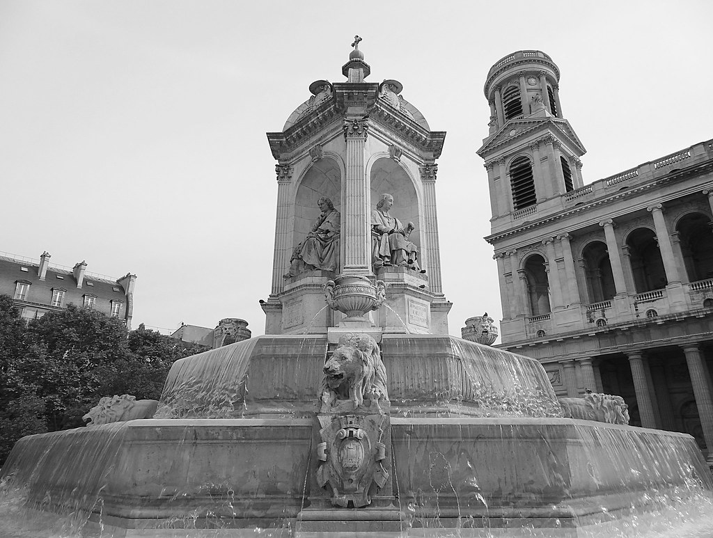 Une vue de la fontaine et de l'église SaintSulpice, à Par… Flickr