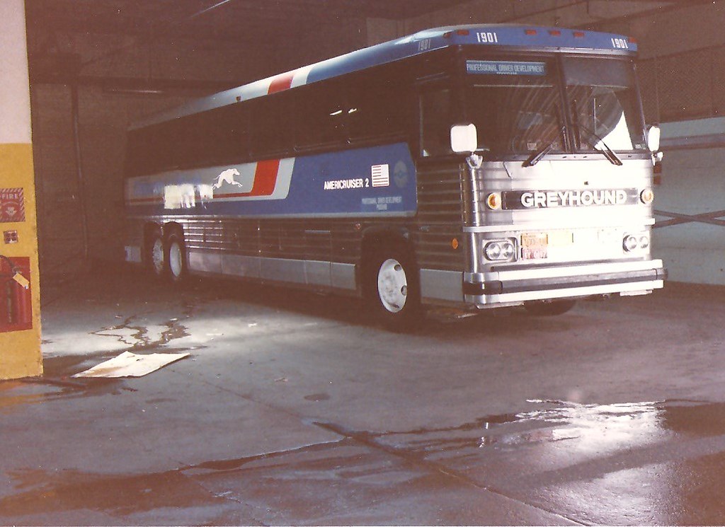 Greyhound 1901 MCI Washington,D.C. Photo Fred Rayman Fred Reutzel