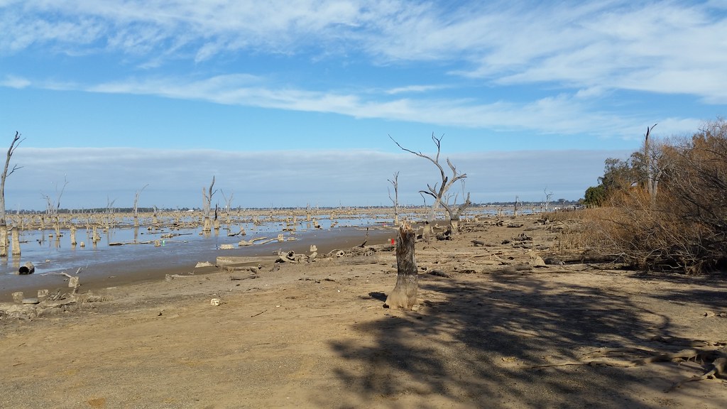 Partly Empty Lake Mulwala NSW There drained part of Lake… Flickr