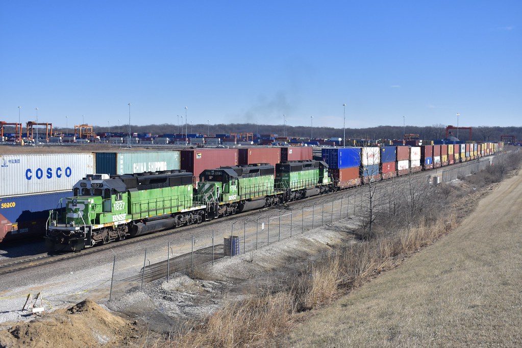 BNSF LPC Job Three BN SD402's are seen working BNSF's Log… Flickr