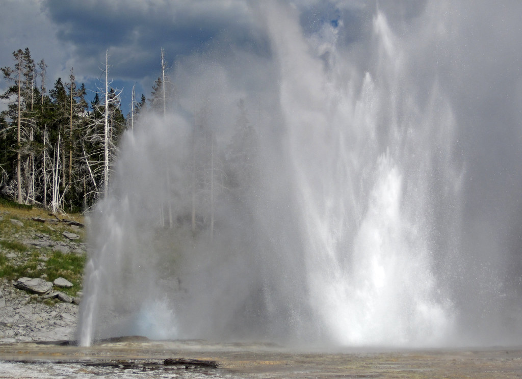 Grand Geyser eruption (408420 PM, 31 July 2017) 5 Flickr