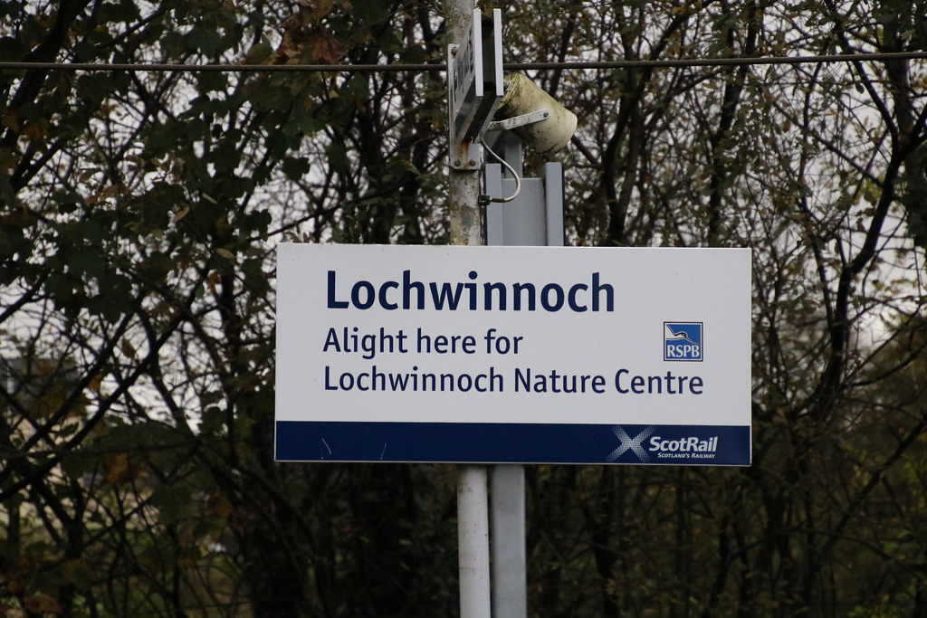 LOCHWINNOCH station sign 20171017 (2) John Jackson Flickr