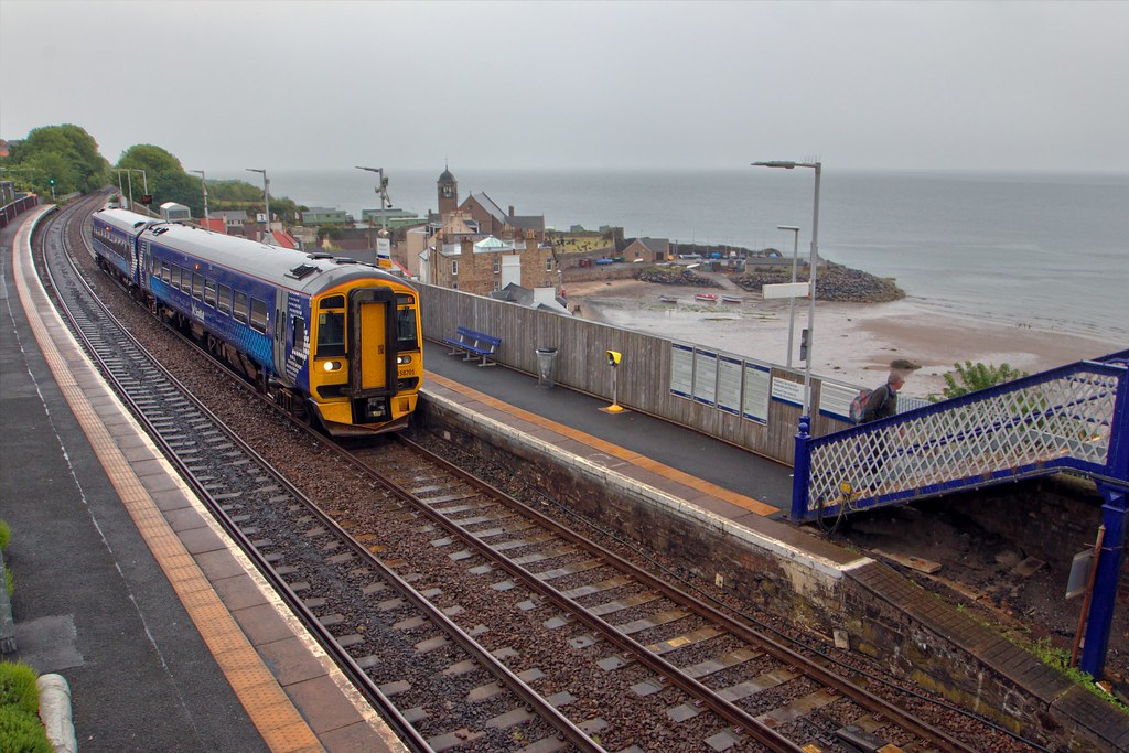 158701 LOCATION Kinghorn. TRAIN 2L60 1649 Dundee to E… Flickr
