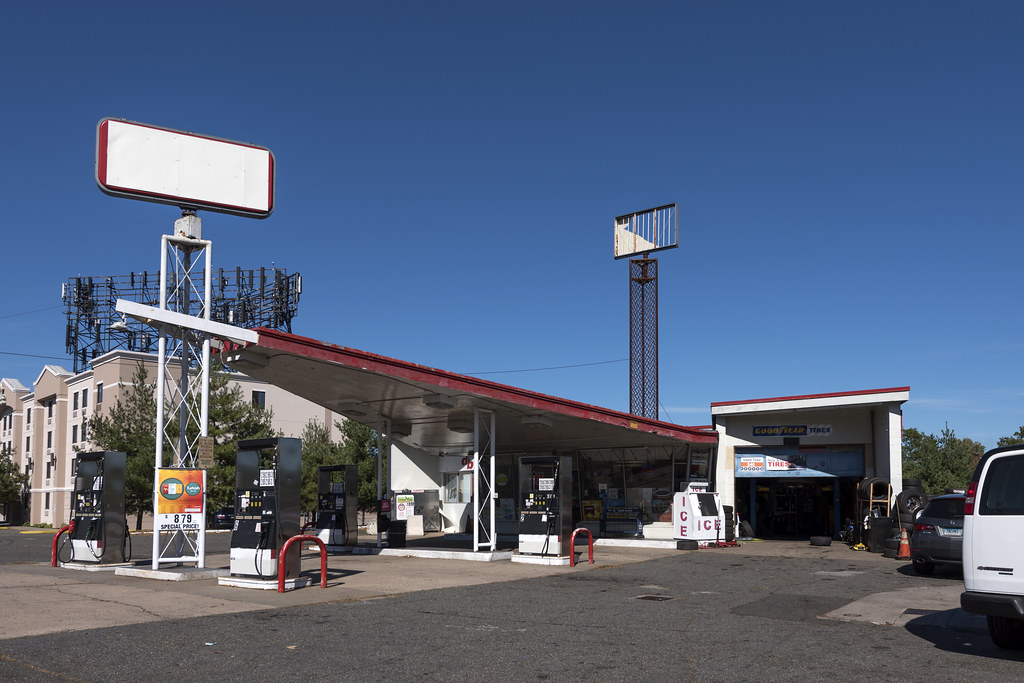 DB Mart, Meriden, CT Former Phillips 66 gas station at 934… Flickr
