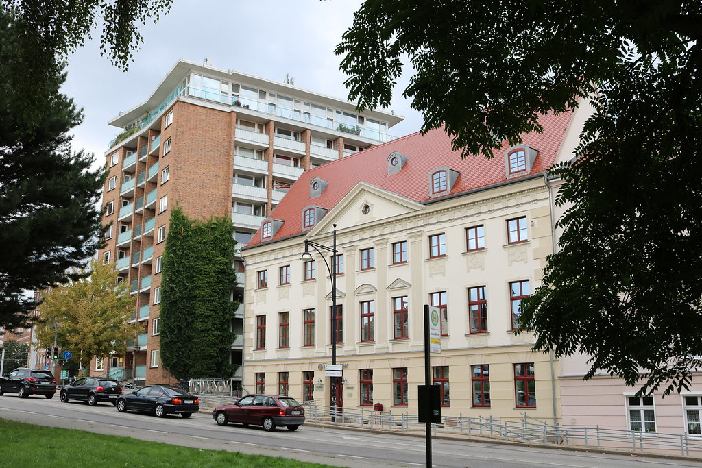 Rostock Sog. Ledigenwohnhaus (links) und Ehemalige Ritter… Flickr