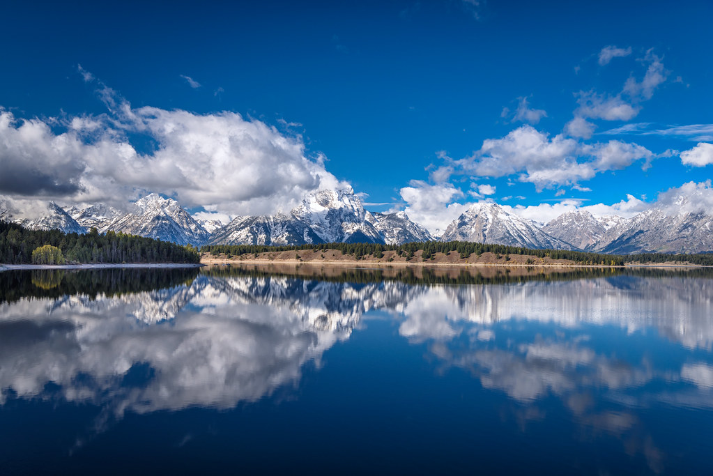 Mountains and clouds reflecting on Jackson Lake, Grand Tet… Flickr