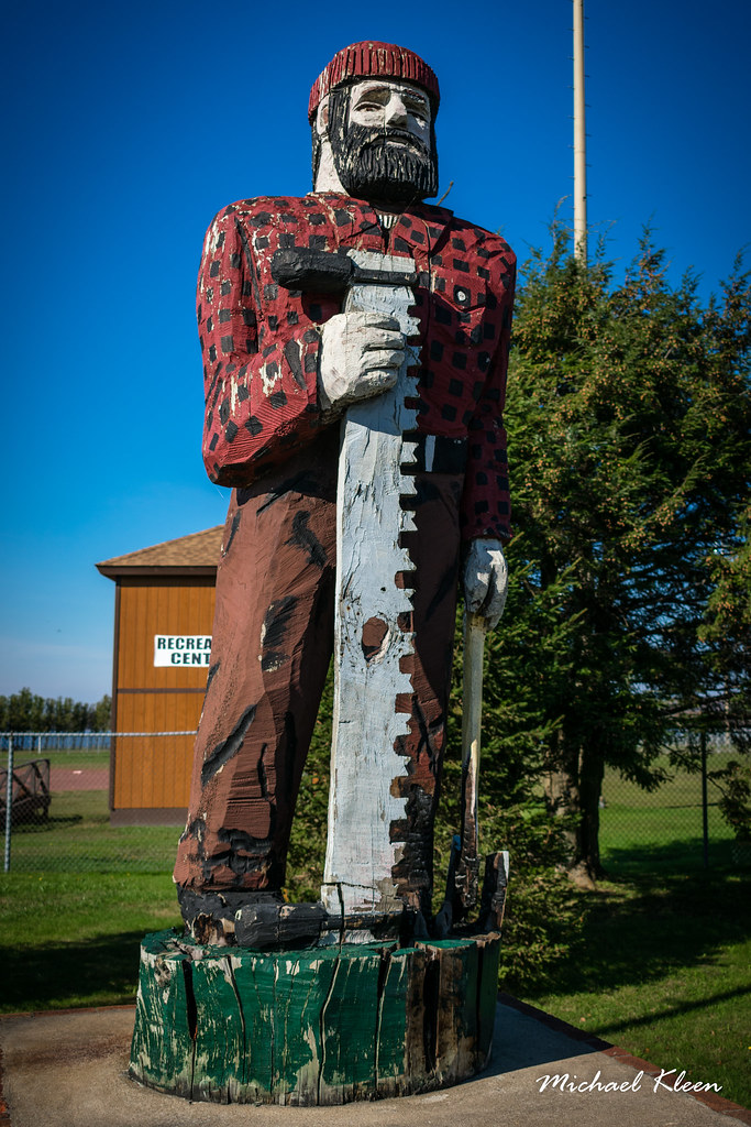 Lumberjack Statue This woodsman/lumberjack statue was erec… Flickr