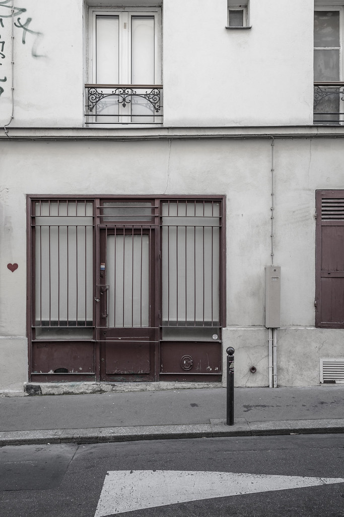 Une petite boutique rue Jean et Marie Moinon Désertifica… Flickr