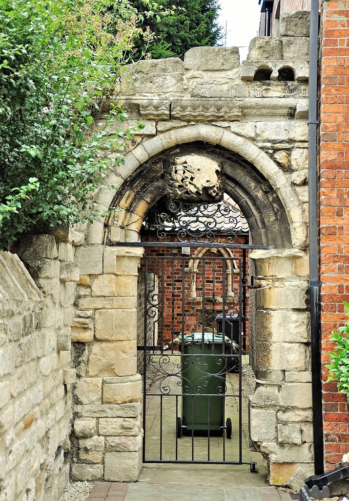 29355 A Grade II Listed Archway attached to Castle Villa, … Flickr