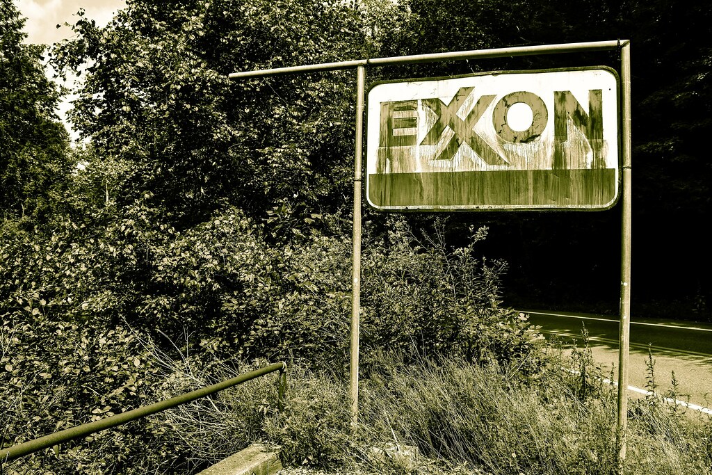 Abandoned gas station Near Fayetteville, West Virginia, US… Flickr