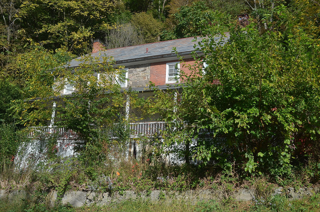 River Road House An empty house on River Road in the Delaw… Flickr