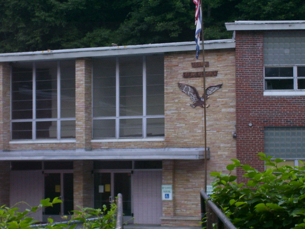 Welch 2006 Front enterance to Welch Elementary School. Cop… Flickr