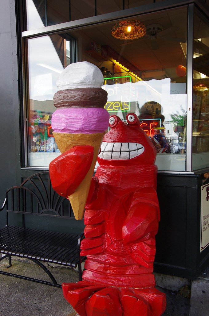LOBSTER WITH AN ICE CREAM CONE This interesting fella sits… Flickr