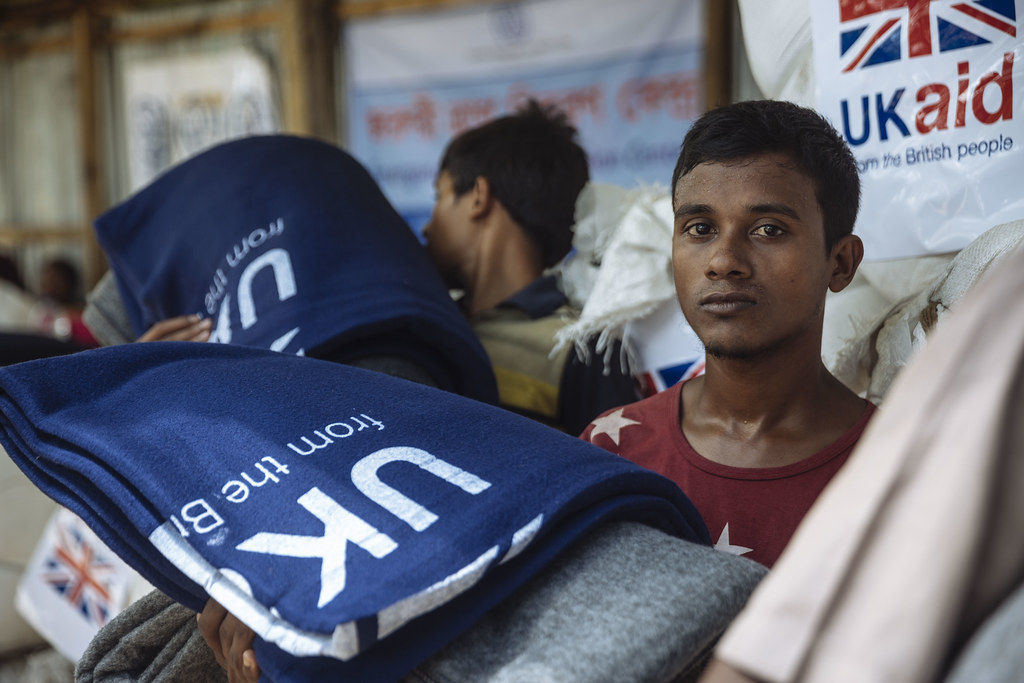Distributing blankets supplied by UK aid to Rohingya refug… Flickr