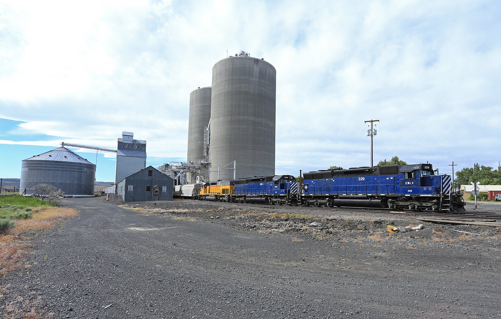 Coulee City The EWG crew goes about doubling up the Grain … Flickr