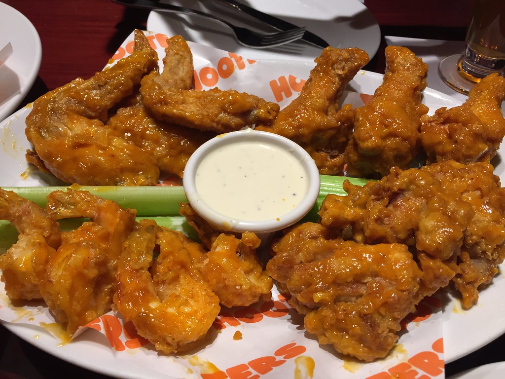 HOOTERS チキンウィングとバッファローシュリンプ パーティー感！ チキンウィングは手羽先、手羽元、もも肉の3種… Flickr